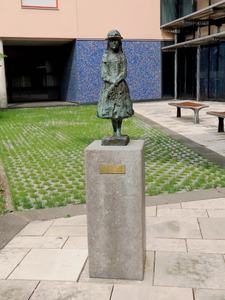 915017 Afbeelding van het bronzen beeldje 'Wilhelmina als meisje' van Mari Andriessen (1897-1979), bij de entree van ...